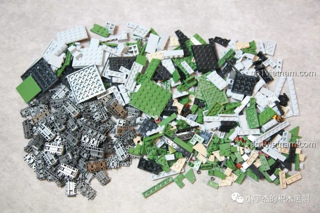 Toàn bộ mảnh ghép của hộp số 2 bộ lắp ráp xe tăng TOG II QUANGUAN 100241 được đổ ra.