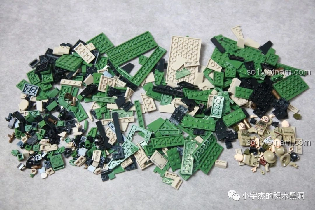 Toàn bộ mảnh ghép của hộp số 3 bộ lắp ráp xe tăng TOG II QUANGUAN 100241 được đổ ra.