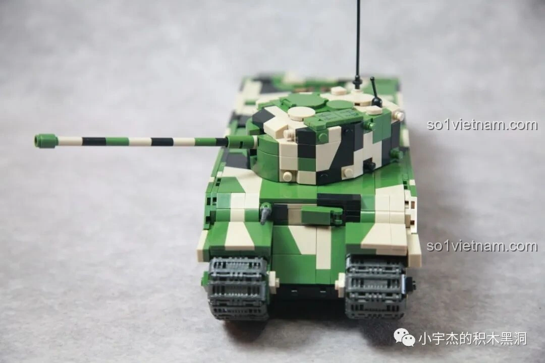 Mặt trước của mô hình xe tăng TOG II QUANGUAN 100241 đã hoàn chỉnh.