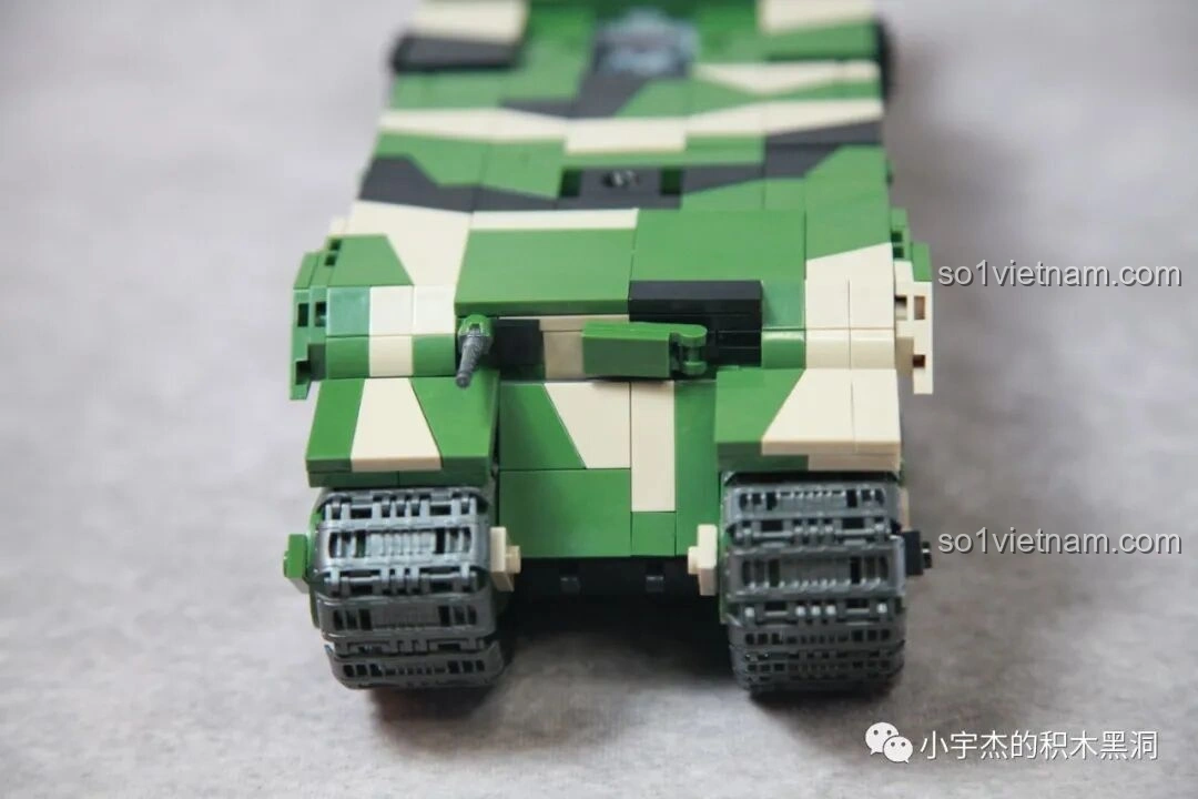 Mặt trước của thân xe tăng TOG II QUANGUAN 100241 với họa tiết rằn ri.