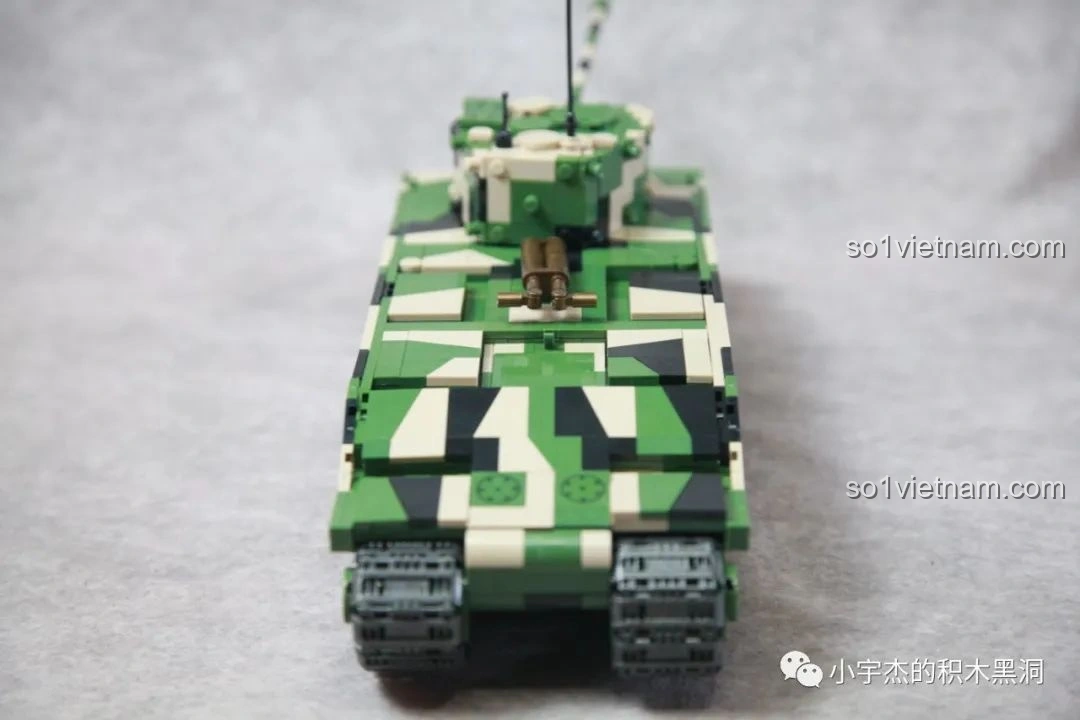 Sáu minifigures lính Anh với trang bị đầy đủ, đi kèm bộ lắp ráp xe tăng TOG II QUANGUAN 100241.