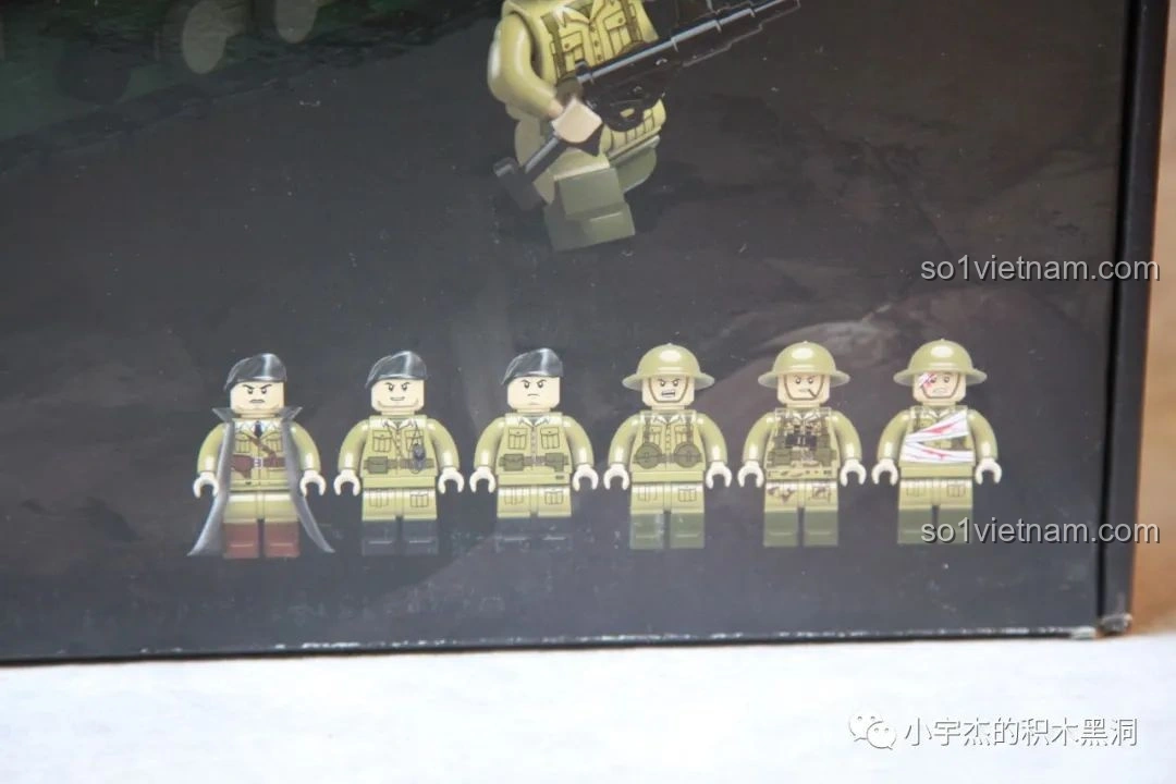 Hình ảnh 6 minifigures lính Anh đi kèm bộ lắp ráp xe tăng TOG II QUANGUAN 100241 được in trên hộp.