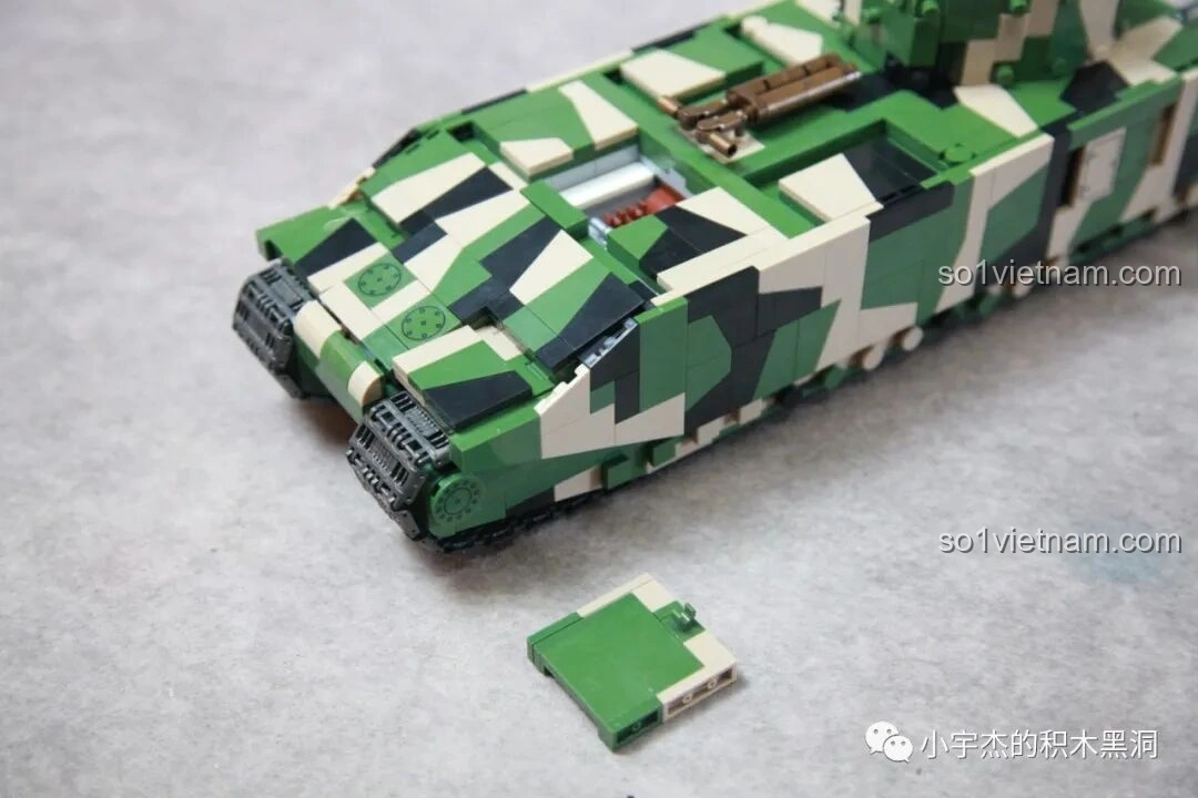 Nắp động cơ phía sau của xe tăng TOG II QUANGUAN 100241 được tháo rời.