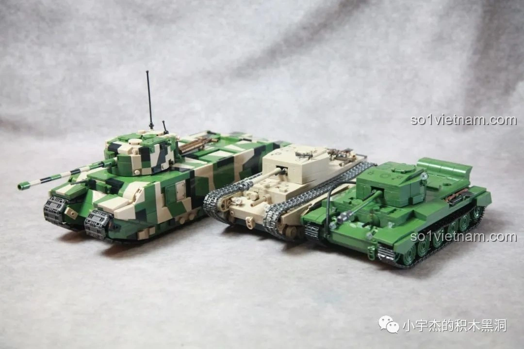 So sánh kích thước xe tăng TOG II QUANGUAN 100241 với các mô hình xe tăng khác từ góc nghiêng.