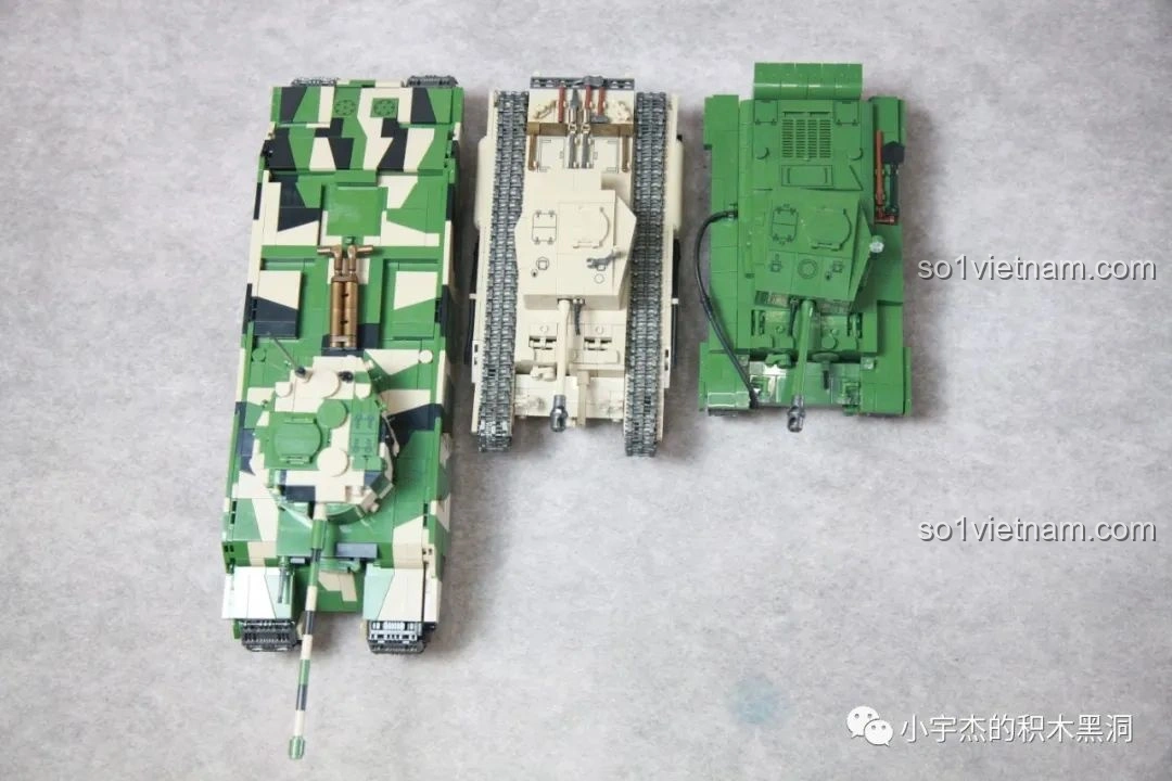 So sánh kích thước xe tăng TOG II QUANGUAN 100241 với các mô hình xe tăng khác từ trên xuống.