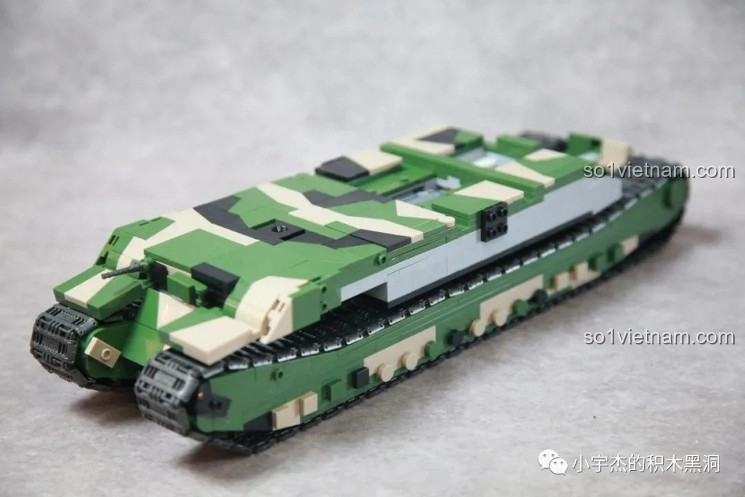 Thân xe tăng TOG II QUANGUAN 100241 đã hoàn chỉnh với họa tiết rằn ri.