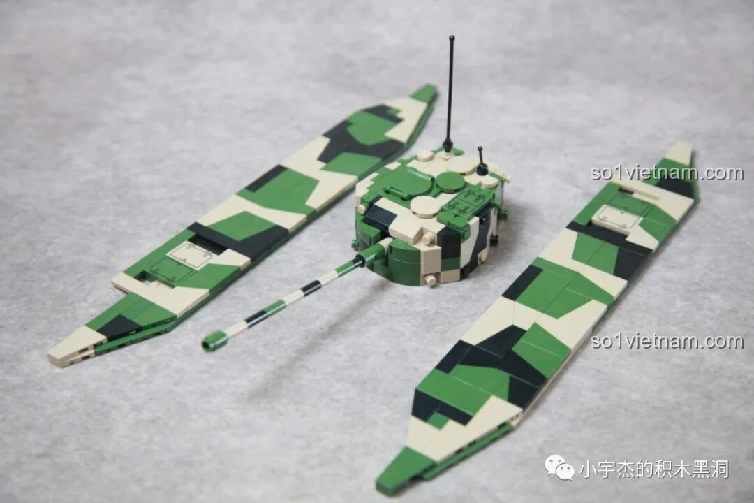 Tháp pháo và các tấm giáp bên của xe tăng TOG II QUANGUAN 100241 đã được lắp ráp.