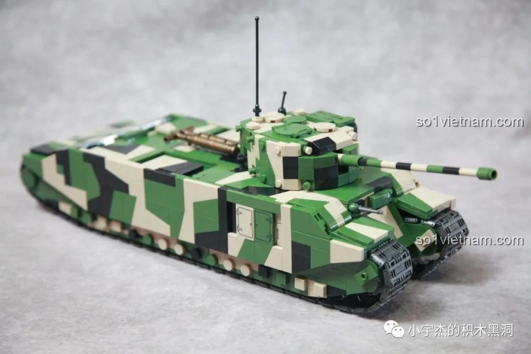 Mô hình xe tăng TOG II QUANGUAN 100241 nhìn từ góc nghiêng, nổi bật họa tiết rằn ri.