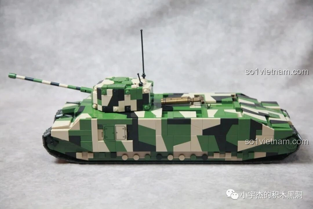 Mô hình xe tăng TOG II QUANGUAN 100241 nhìn ngang, thể hiện chiều dài và họa tiết rằn ri.