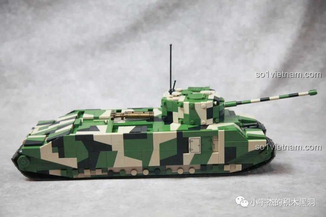 Mô hình xe tăng TOG II QUANGUAN 100241 nhìn từ bên hông, thể hiện chiều dài ấn tượng.