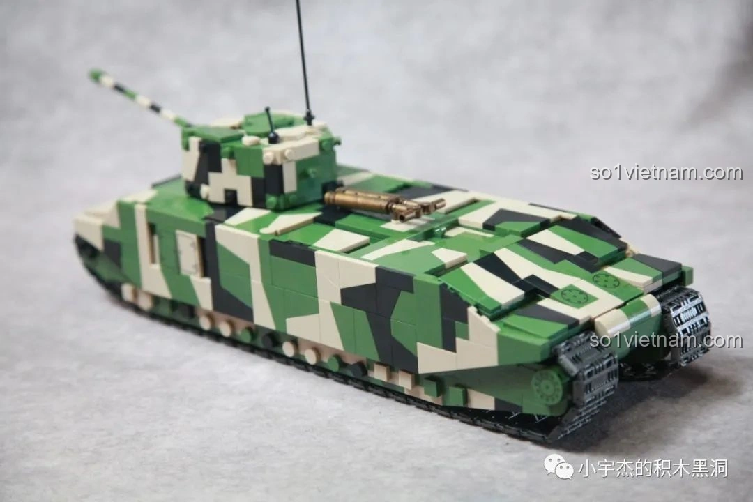 Mô hình xe tăng TOG II QUANGUAN 100241 nhìn từ góc cao, tổng thể ấn tượng.