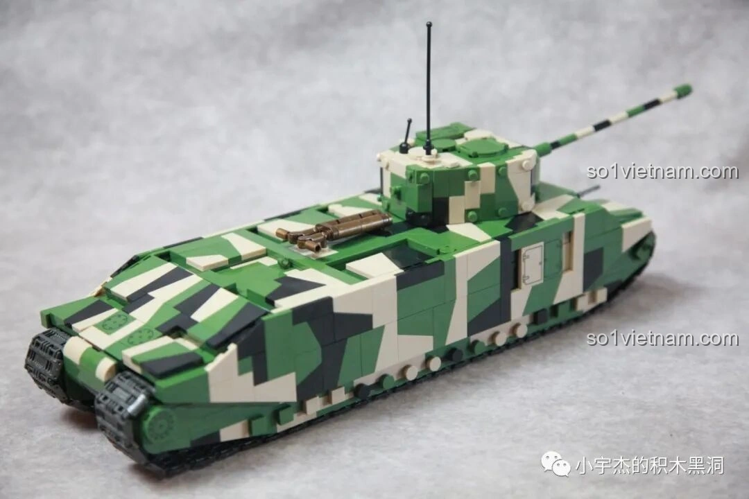 Mô hình xe tăng TOG II QUANGUAN 100241 nhìn từ một góc khác, thể hiện sự đồ sộ.