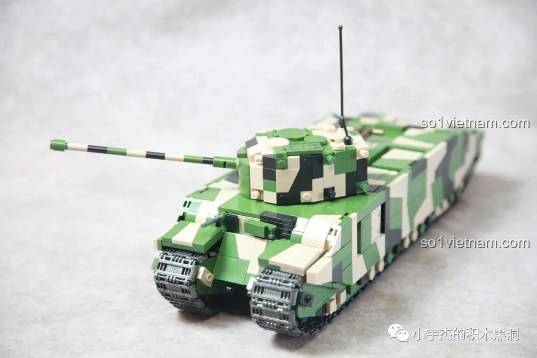 Mô hình xe tăng TOG II QUANGUAN 100241 nhìn từ phía trước, tổng thể ấn tượng.