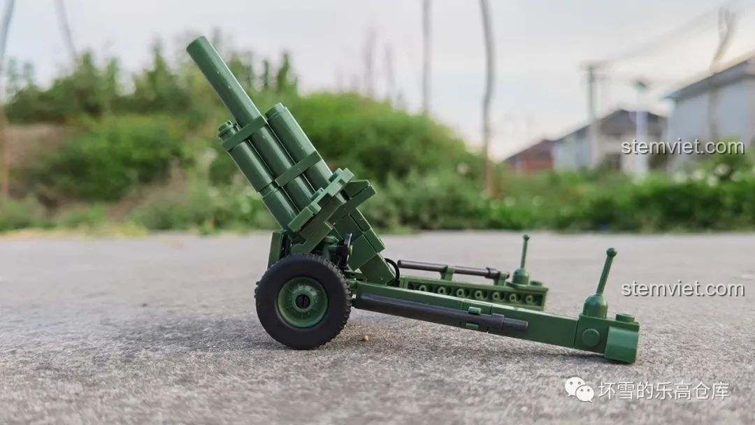 Mô hình pháo M-30 QUANGUAN 122mm với nòng pháo nâng cao, thể hiện khả năng điều chỉnh góc bắn. Review QUANGUAN 78 Pháo binh Liên Xô.