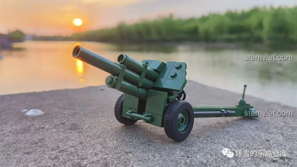 Mô hình pháo M-30 QUANGUAN 122mm đặt cạnh sông lúc hoàng hôn, nổi bật màu xanh quân đội. Đánh giá QUANGUAN 078 Pháo binh Thế chiến II.
