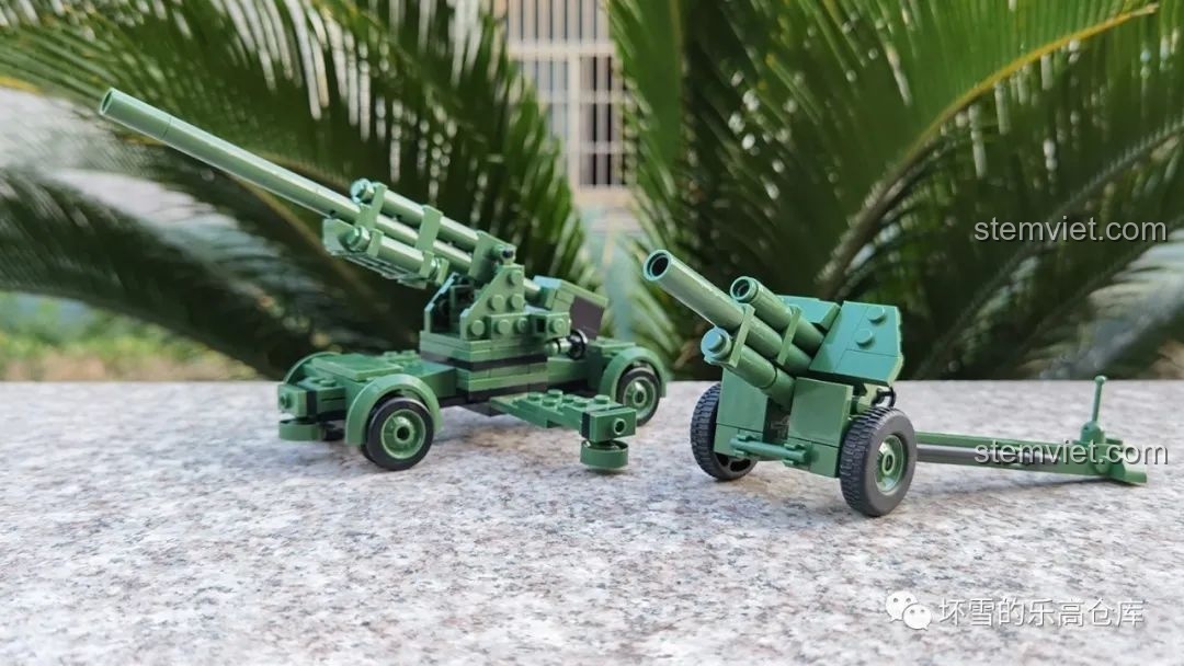 So sánh kích thước giữa pháo M-30 QUANGUAN 122mm và một khẩu pháo lớn hơn, đặt cạnh cây xanh. Đánh giá QUANGUAN 078 Vũ khí quân sự Liên Xô.