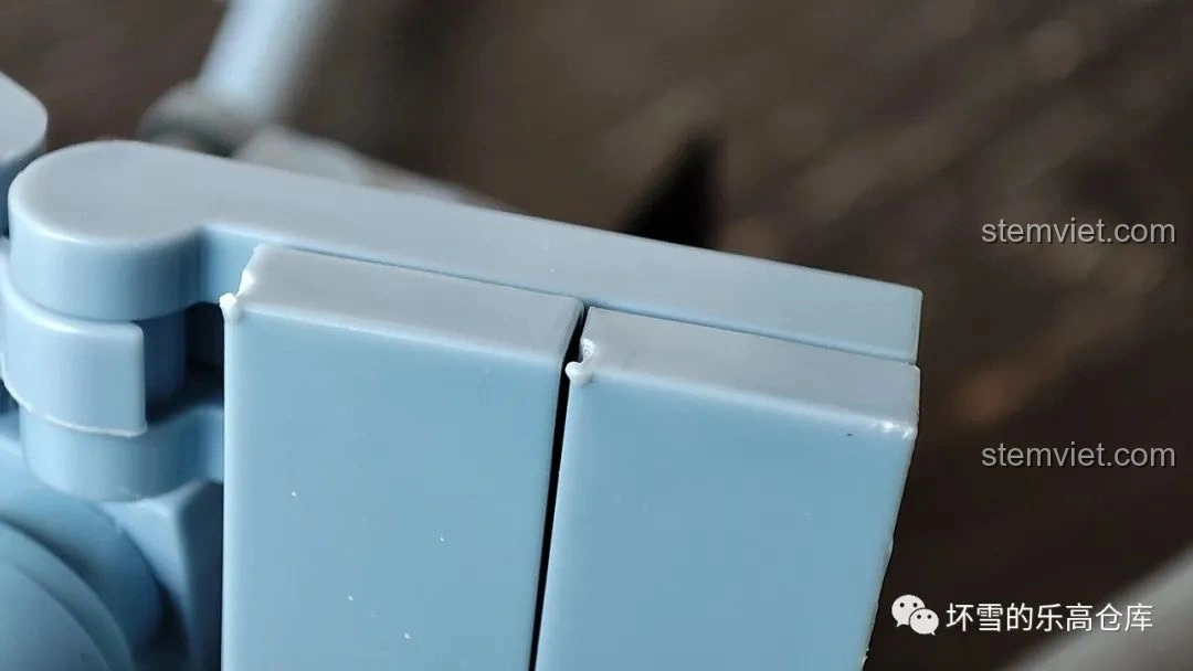 Một góc cận cảnh khác về mảnh ghép của bộ lắp ráp Quanguan Pak40, tiếp tục cho thấy vấn đề về chất lượng và độ hoàn thiện bề mặt.