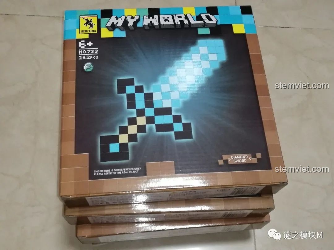 Cận cảnh hộp đồ chơi mô hình Kiếm Kim Cương Minecraft 733 của RENZAIMA với thiết kế pixel art đặc trưng.