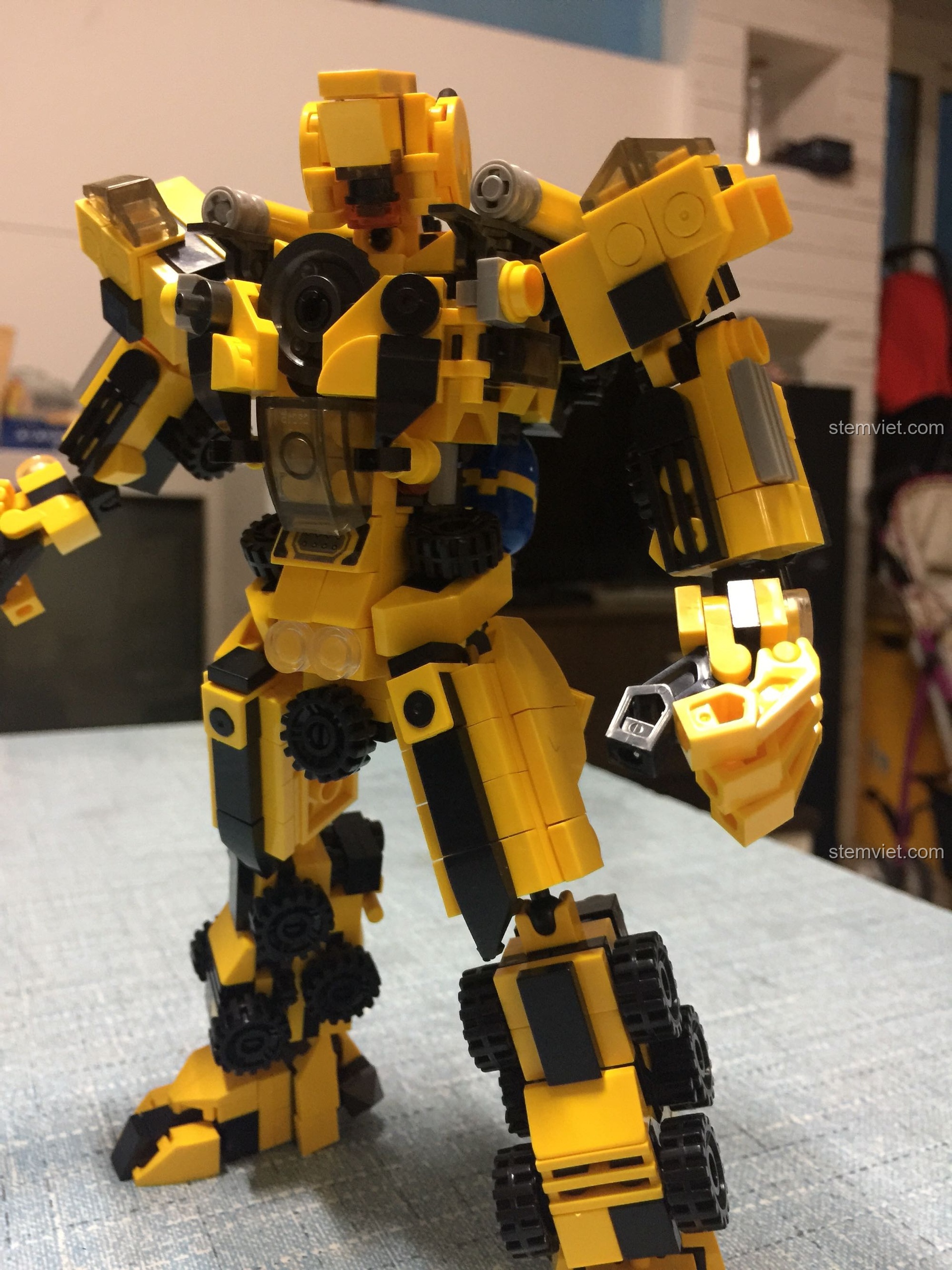 Hình ảnh robot mecha công trình màu vàng Panlos Brick 633008 đã hoàn thiện, đứng vững chãi, sẵn sàng cho mọi thử thách.