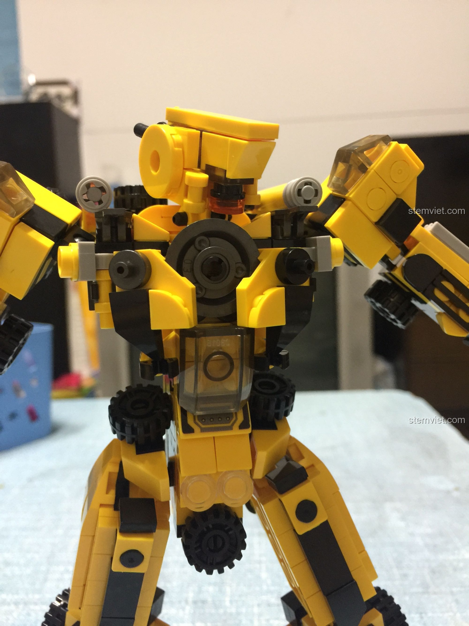 Cận cảnh phần thân trên của robot mecha công trình Panlos Brick 633008, cho thấy các khớp nối và chi tiết phức tạp.