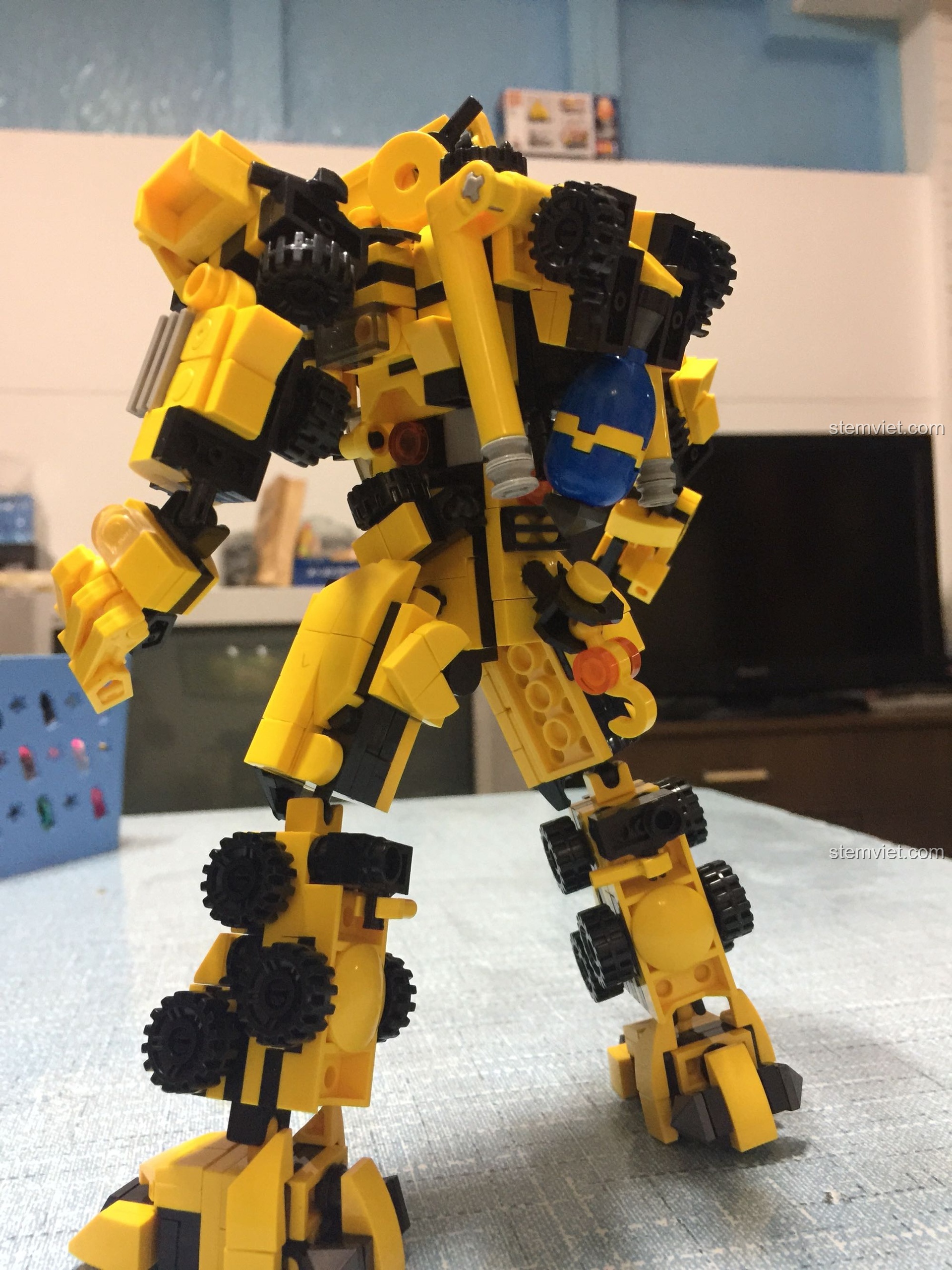 Ảnh chụp từ phía sau của robot mecha công trình Panlos Brick 633008, nổi bật các chi tiết bánh xe và khớp nối.