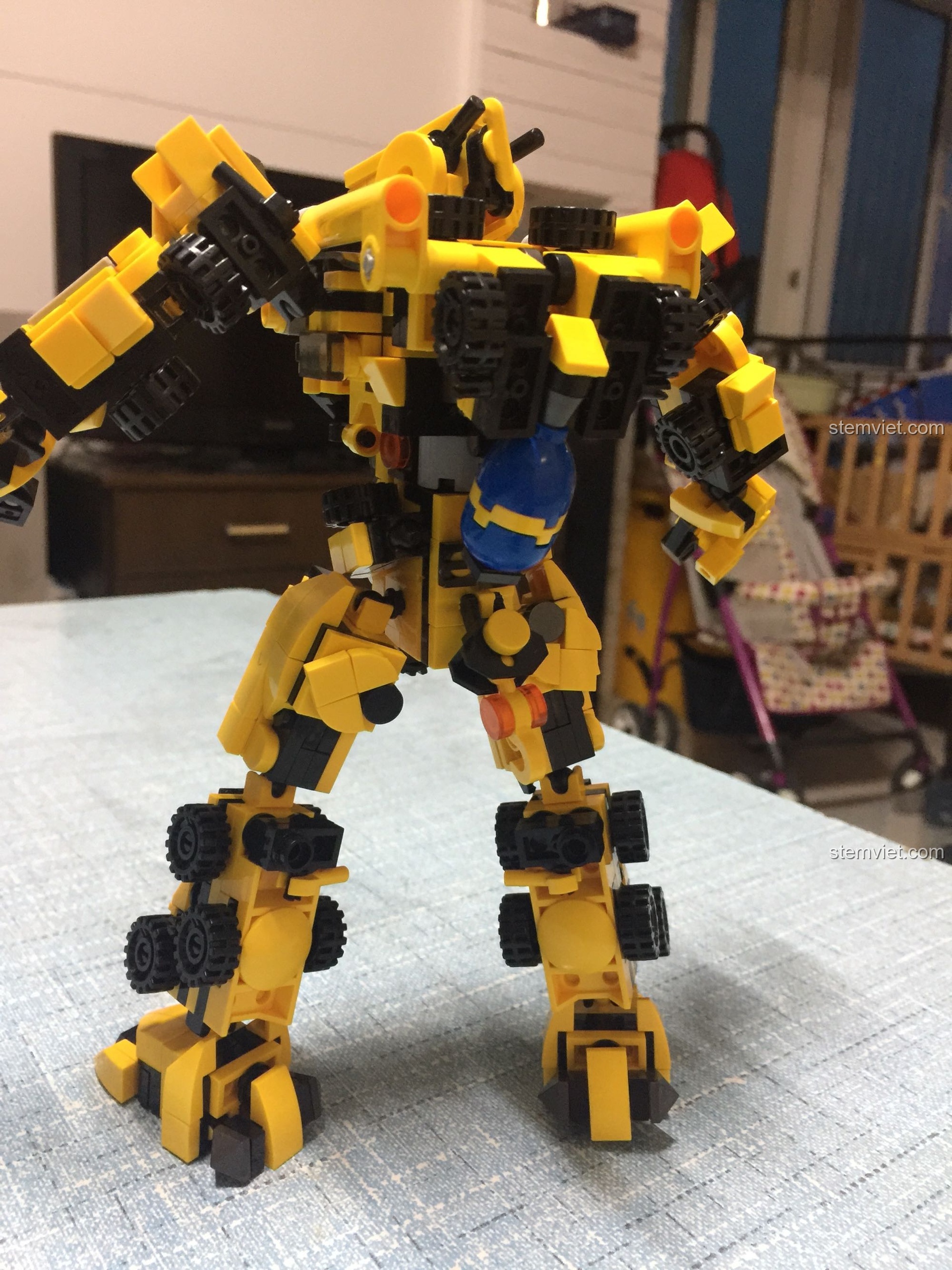 Góc chụp khác của lưng robot mecha công trình Panlos Brick 633008, thể hiện sự phức tạp của các mảnh ghép.