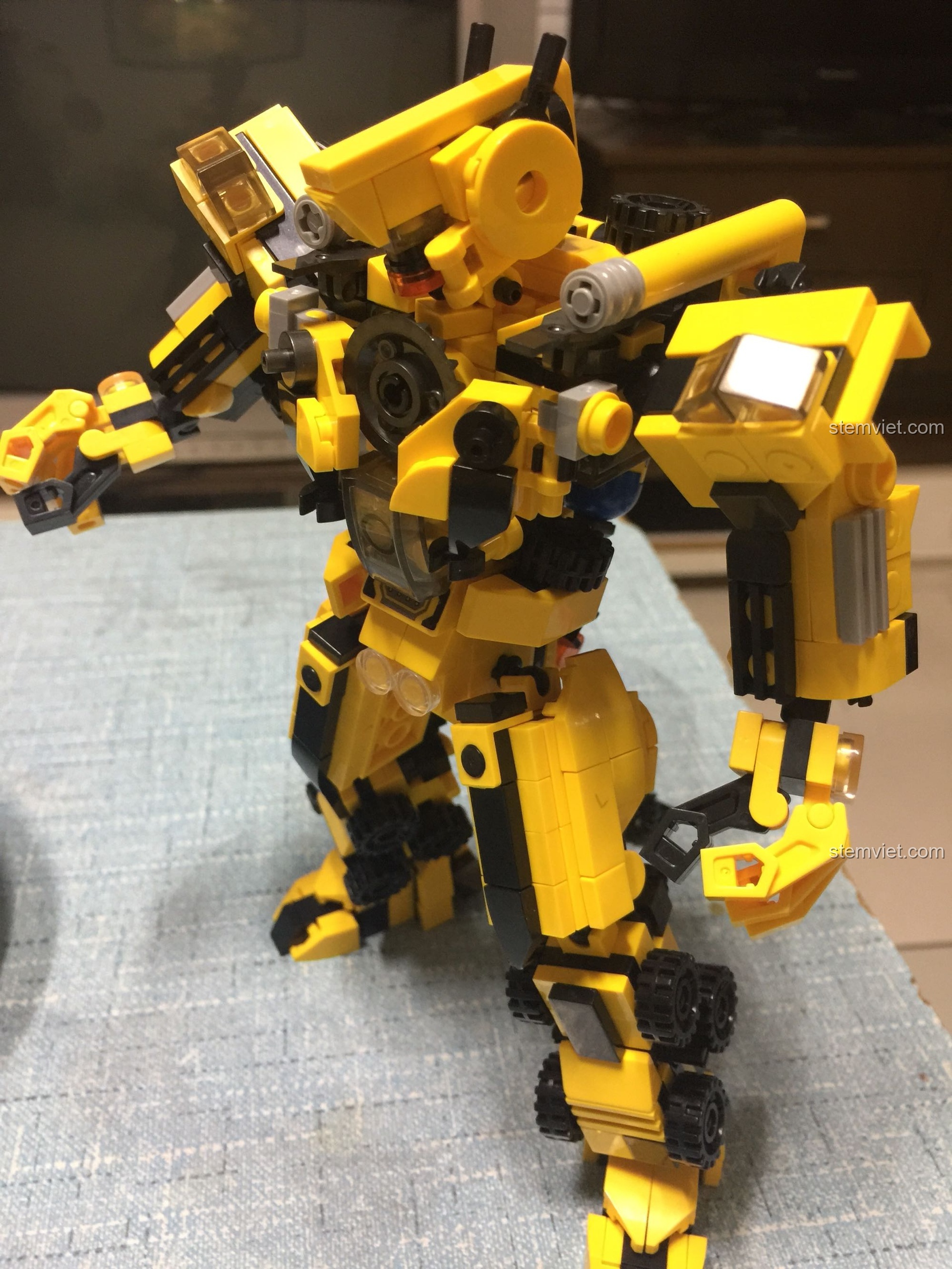 Robot mecha công trình Panlos Brick 633008 trong tư thế chiến đấu, thể hiện sự linh hoạt của các khớp.