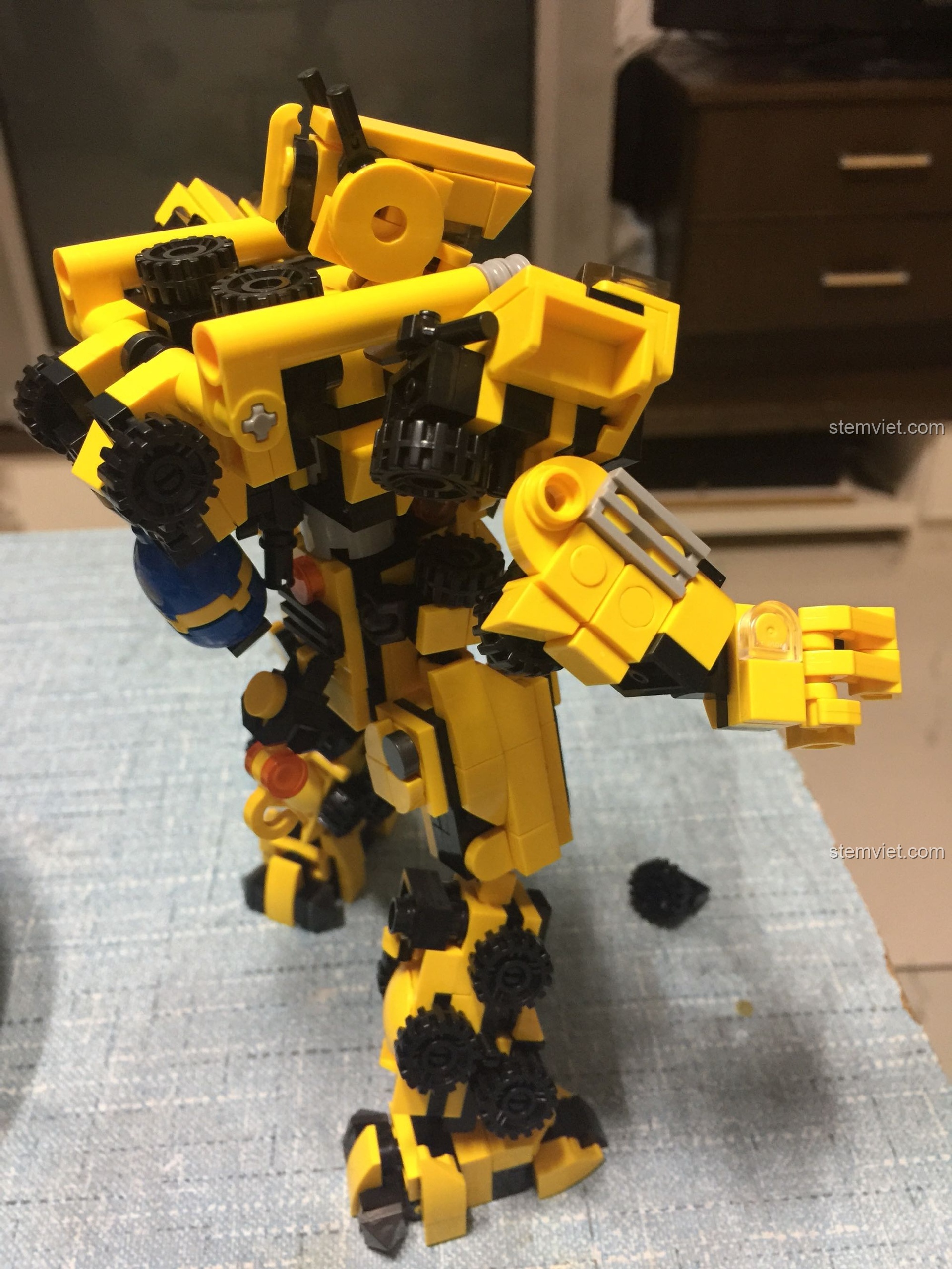 Ảnh chụp từ phía sau của robot mecha công trình Panlos Brick 633008 đang tạo dáng, cho thấy độ ổn định.