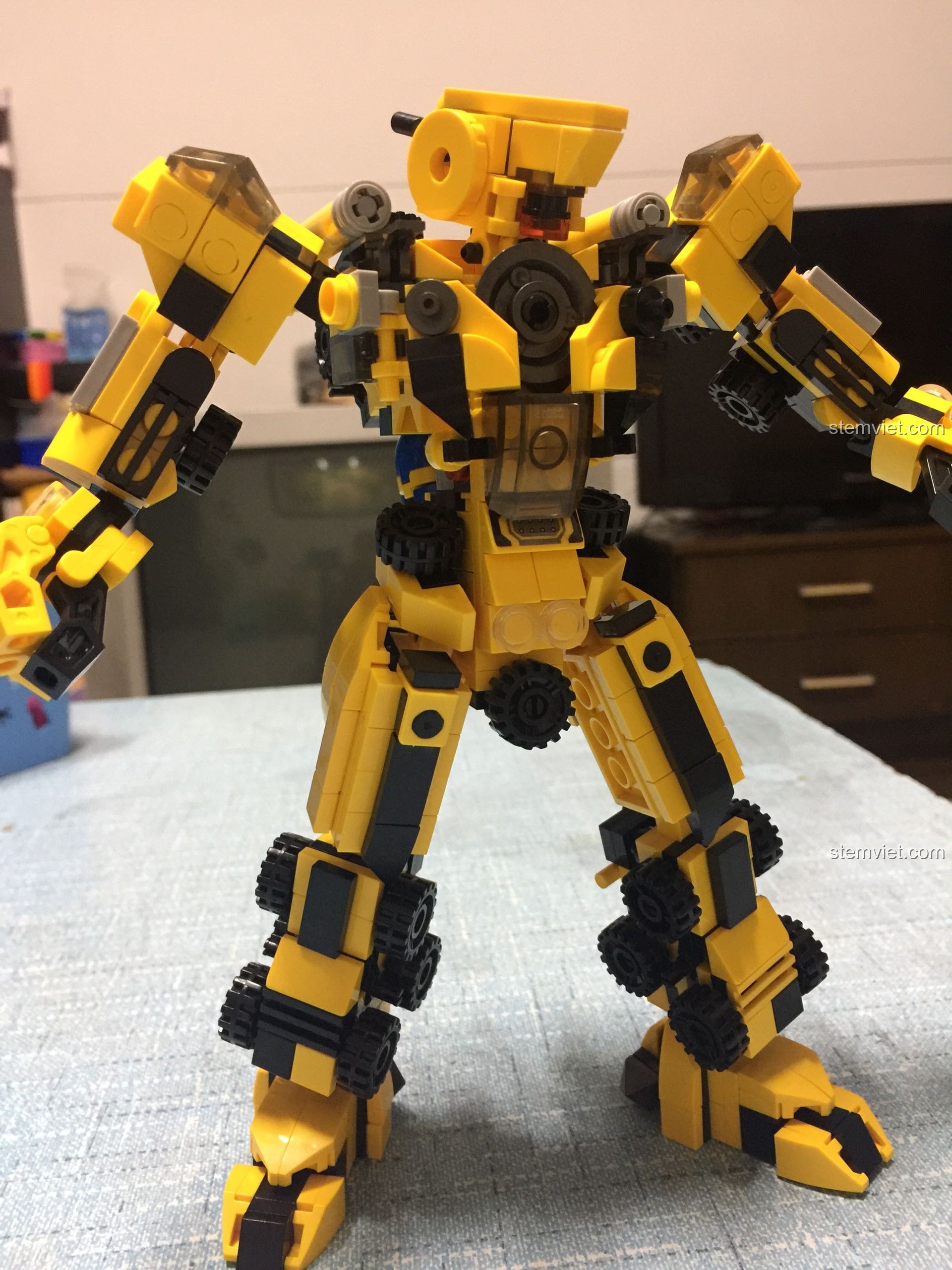 Góc chính diện của robot mecha công trình Panlos Brick 633008, tập trung vào chi tiết chân và thân.