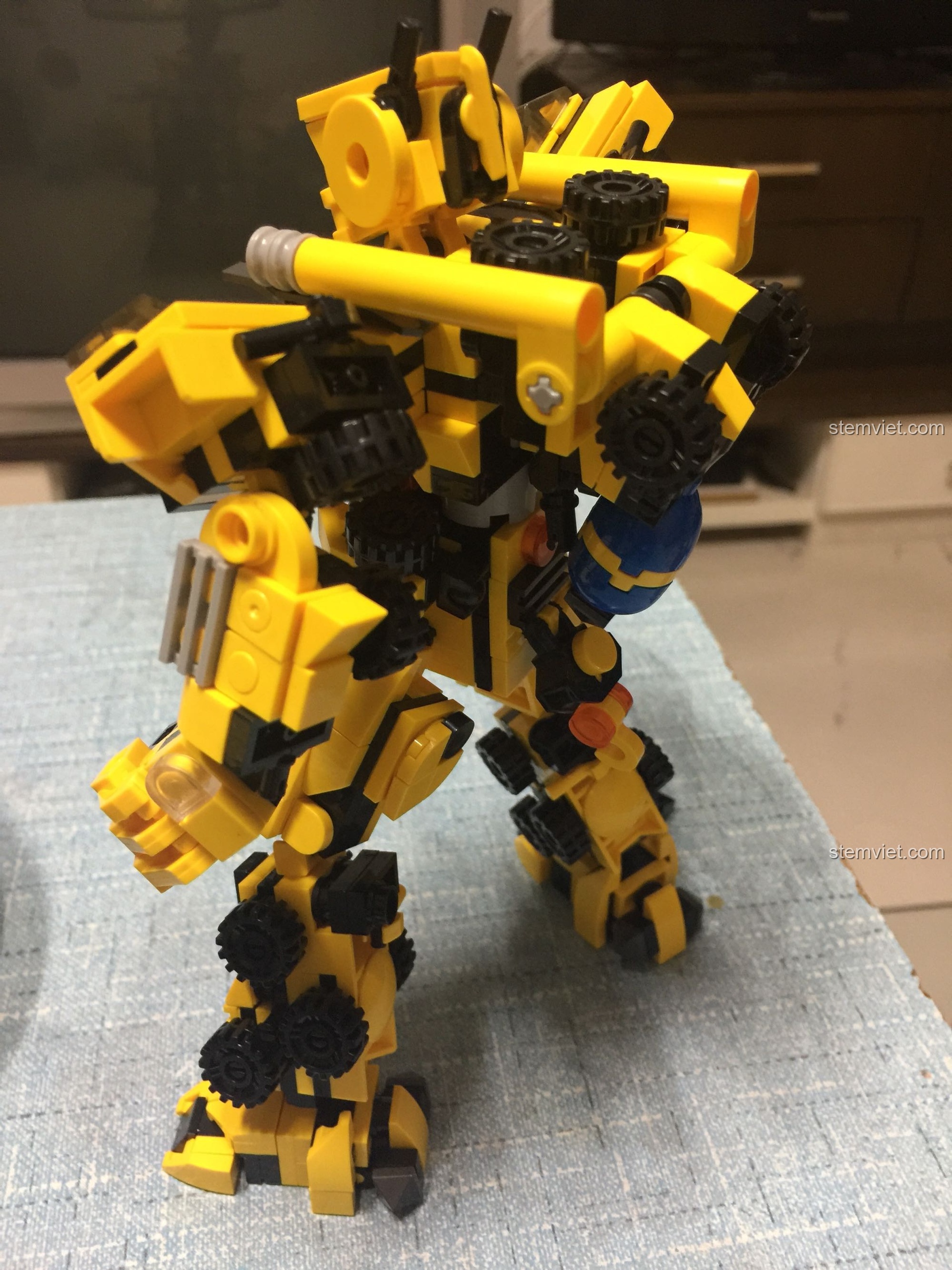 Cận cảnh phần vai và tay của robot mecha công trình Panlos Brick 633008, thể hiện các khớp cử động.