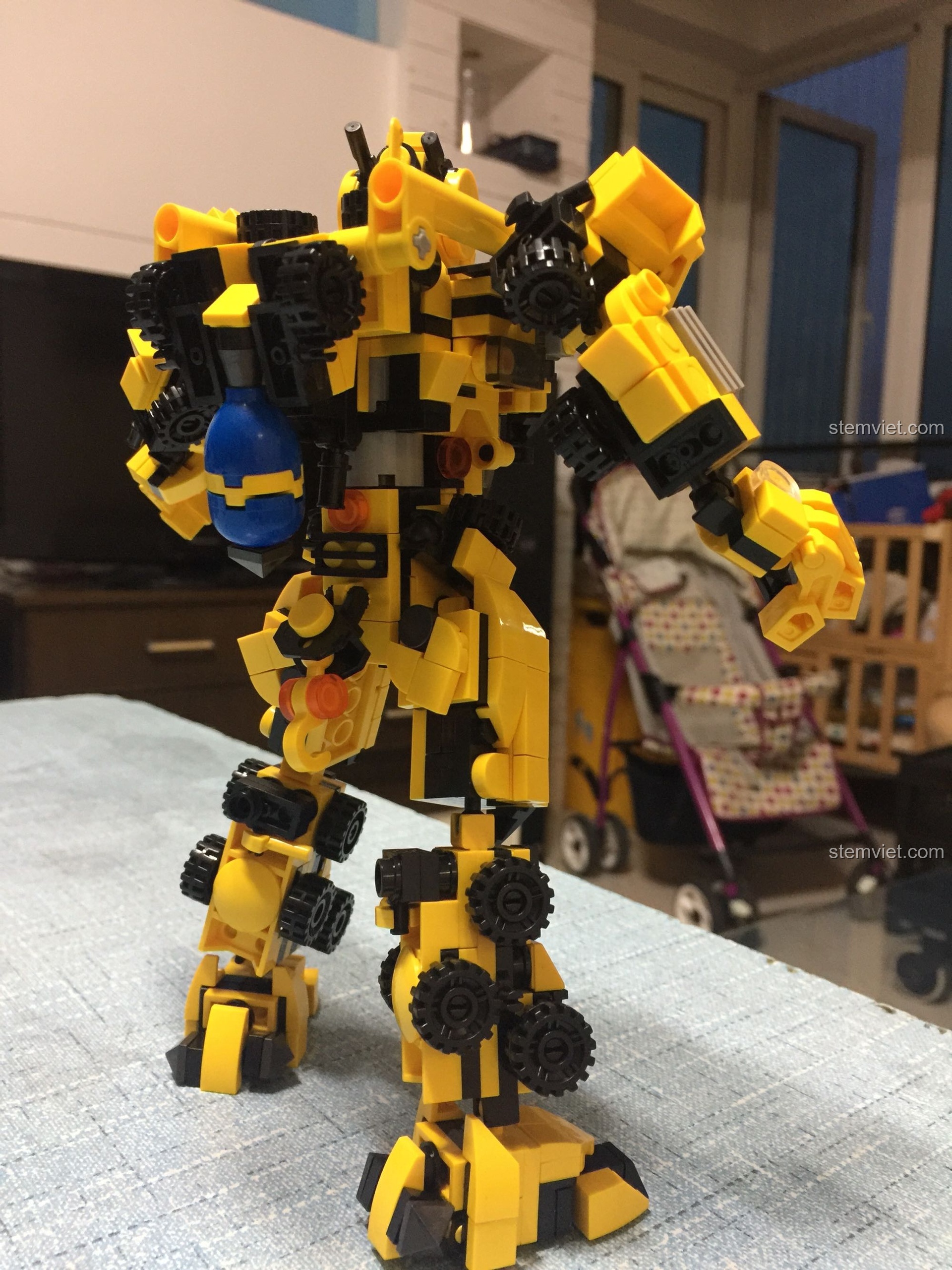 Tổng thể robot mecha công trình Panlos Brick 633008 từ phía sau, cho thấy sự hoàn chỉnh của mô hình.