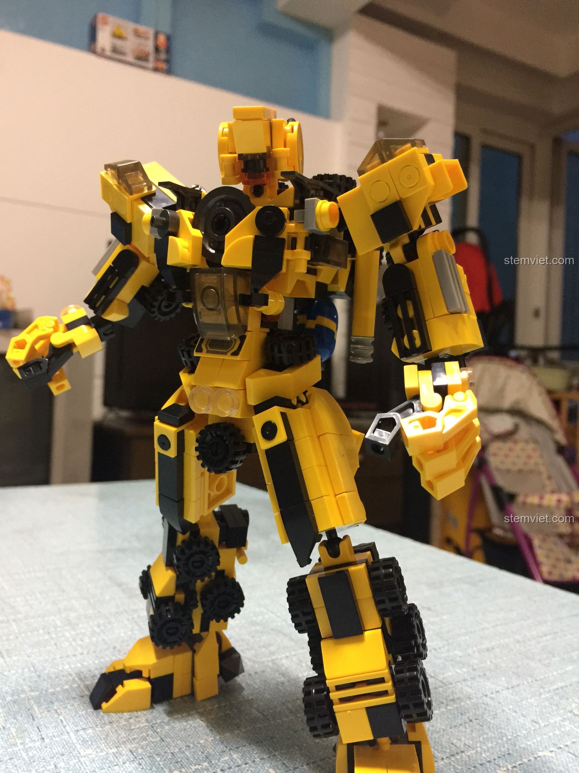 Robot mecha công trình Panlos Brick 633008 hoàn chỉnh trong tư thế hùng dũng, sẵn sàng trưng bày.