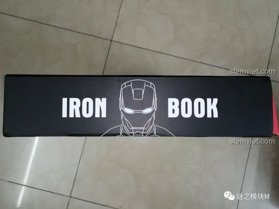 Cạnh bên màu đen của hộp Sách Minifigure Người Sắt Iron Book DLP8801 với hình ảnh Iron Man.