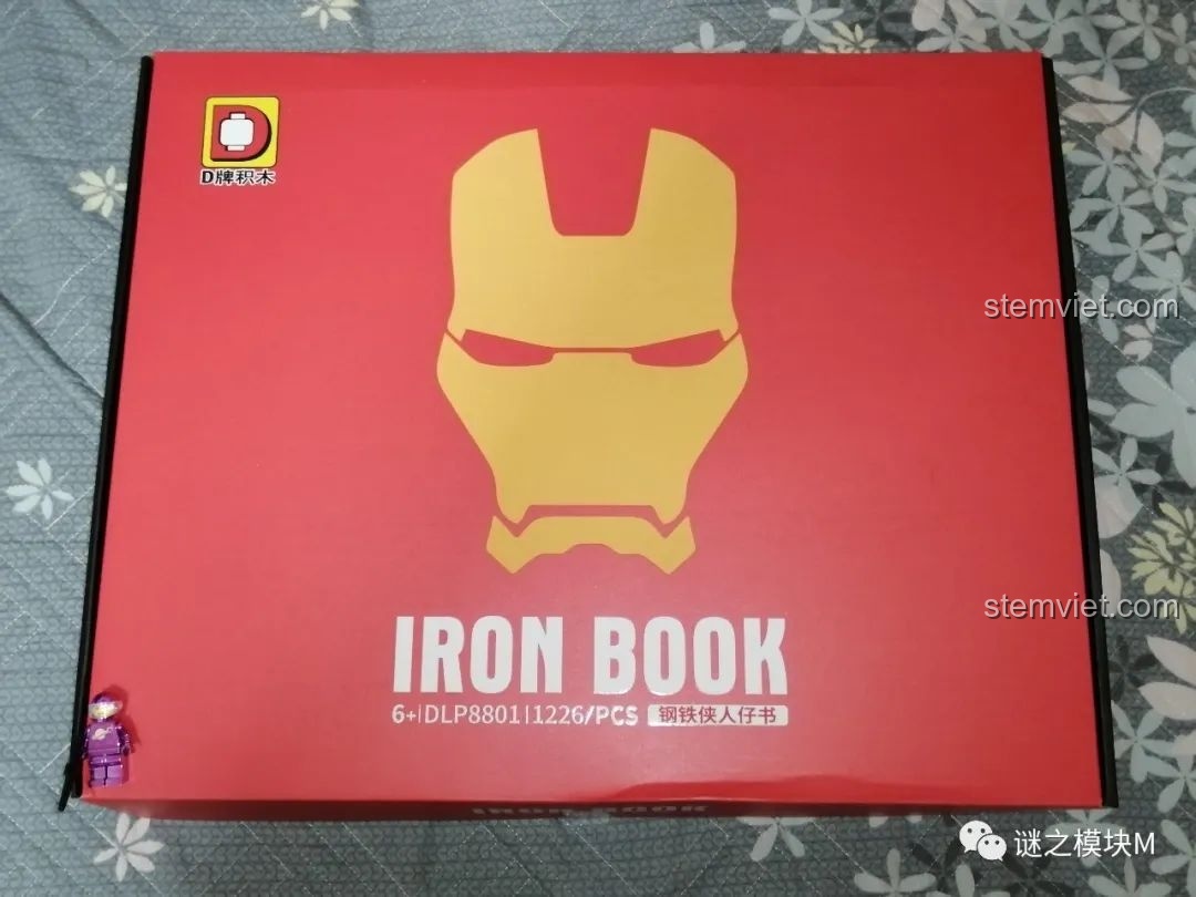 Hộp màu đỏ nổi bật của bộ đồ chơi lắp ráp Sách Minifigure Người Sắt Iron Book DLP8801 với biểu tượng Iron Man.