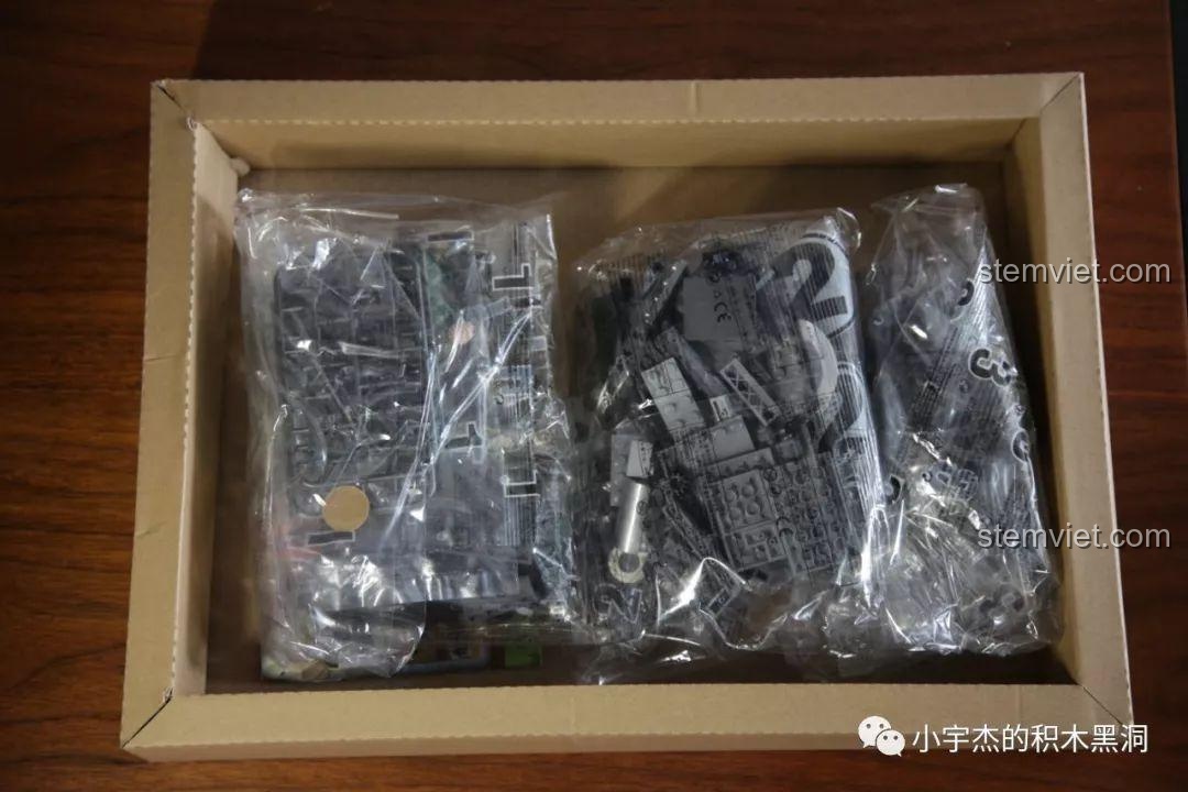 Các túi chi tiết được đánh số 1, 2, 3 bên trong hộp bộ lắp ráp Tàu Đổ Normandy SEMBO.