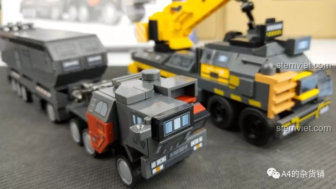 Hai mô hình xe tải SEMBO 107001 và xe công trình 107004 đứng cạnh nhau sau khi lắp ráp.