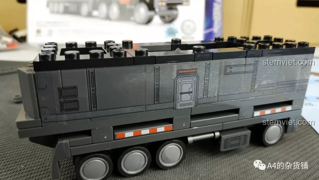 Vấn đề với sticker dán bên hông thùng hàng của xe tải SEMBO 107001 không khớp.