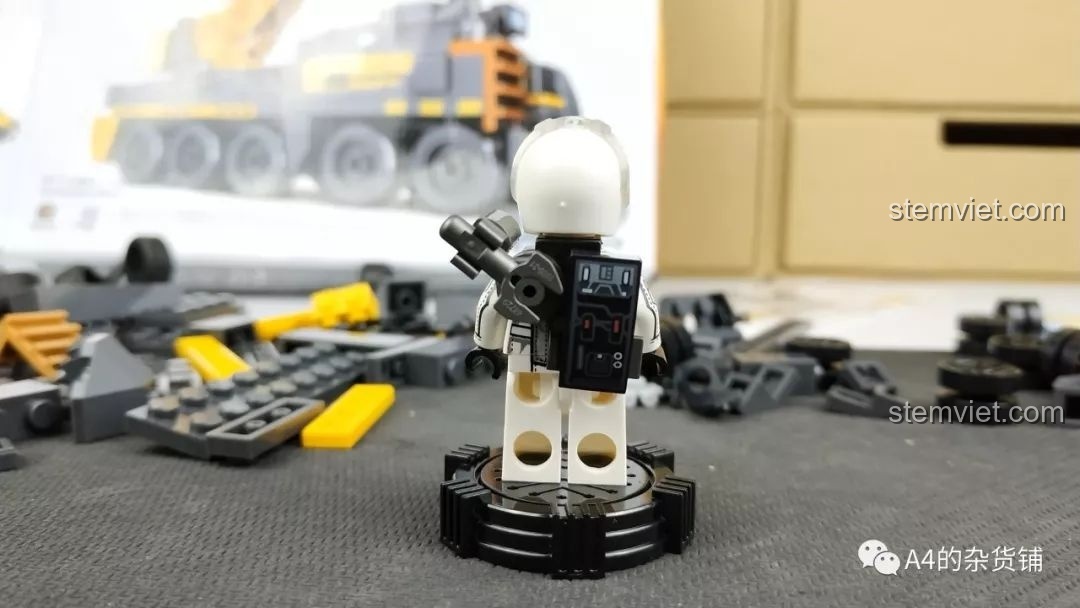 Mặt sau của minifigure TIM hoàn chỉnh, cho thấy chi tiết ba lô được in trực tiếp.