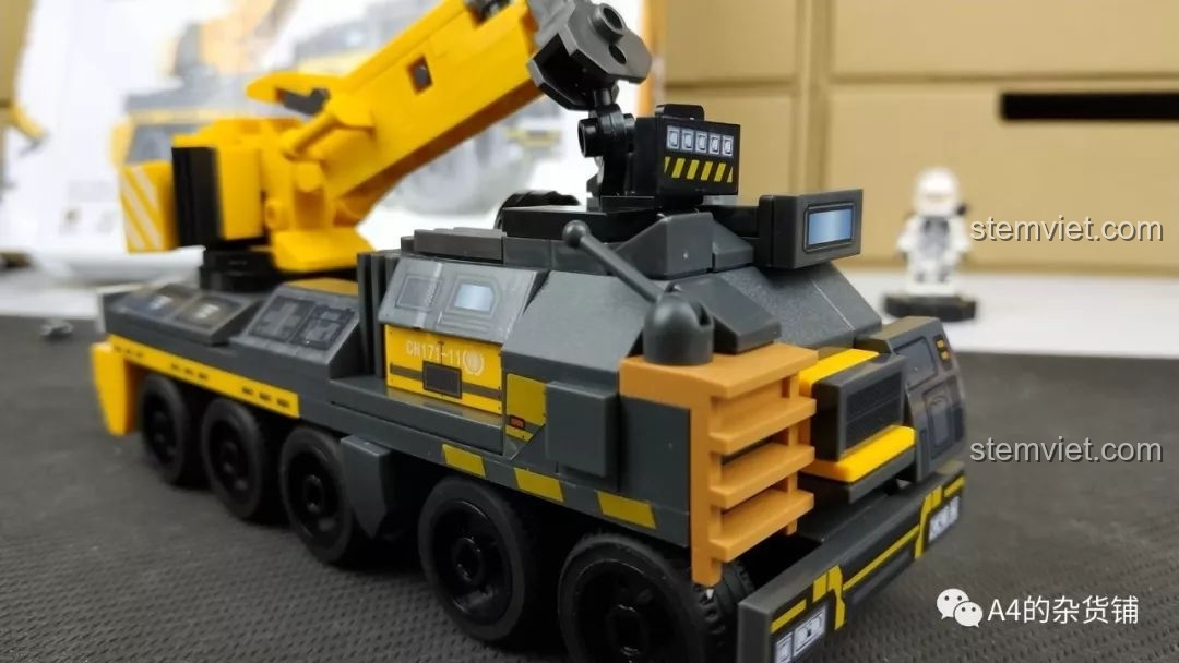 Mô hình xe công trình SEMBO 107004 hoàn chỉnh nhìn từ phía sau.