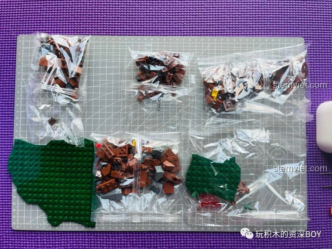 Các túi mảnh ghép nhựa ABS cao cấp của bộ lắp ráp SEMBO 108517 Mô Hình Quái Vật Gomora Ultraman được phân loại rõ ràng.