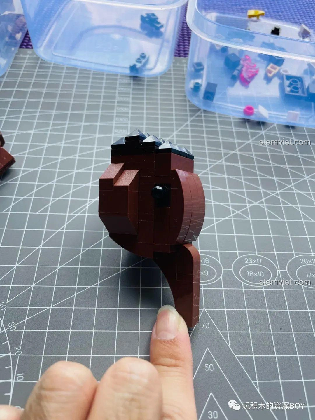 Cấu trúc thân của mô hình lắp ráp SEMBO 108517 Gomora Ultraman đang dần hình thành, cho thấy sự khác biệt.