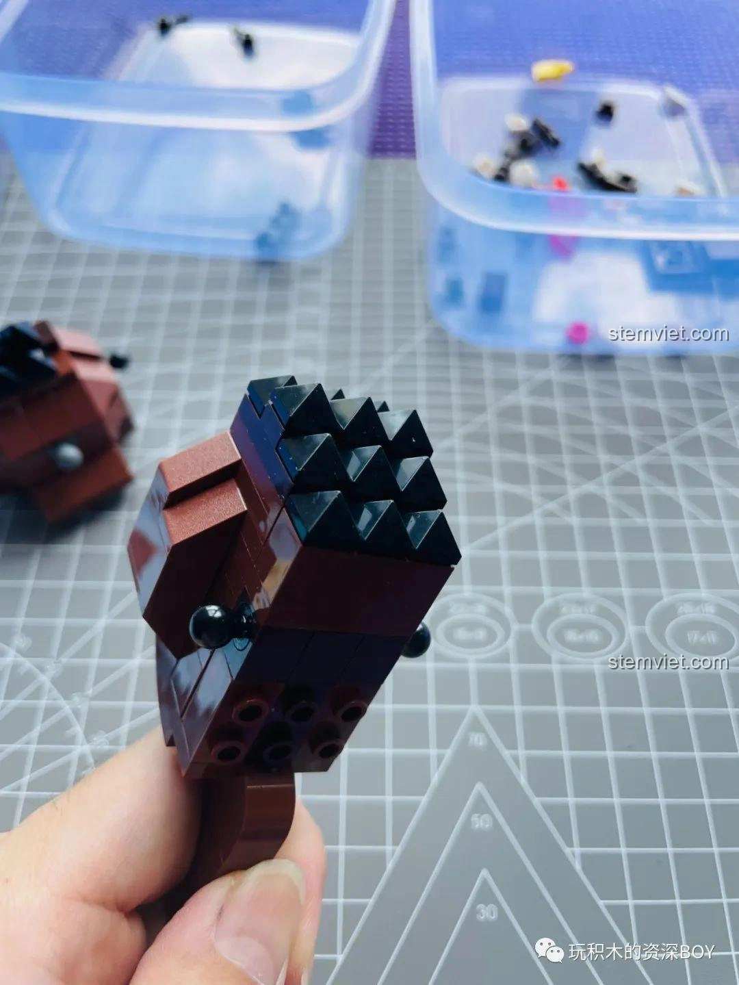 Cận cảnh chi tiết phần ngực của mô hình lắp ráp SEMBO 108517 Gomora Ultraman với các mảnh ghép gai góc.