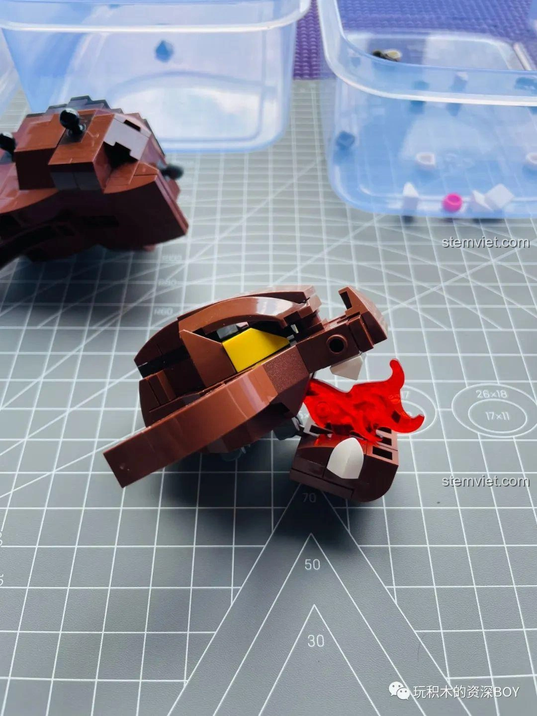 Chi tiết đầu của mô hình lắp ráp SEMBO 108517 Gomora Ultraman với hiệu ứng phun lửa và đôi mắt độc đáo.