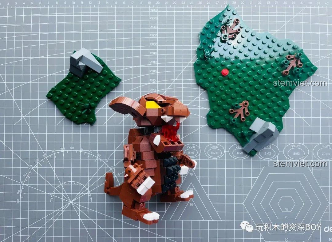 Mô hình lắp ráp SEMBO 108517 Gomora Ultraman đang trong quá trình hoàn thiện, đặt cạnh nền cảnh quan.