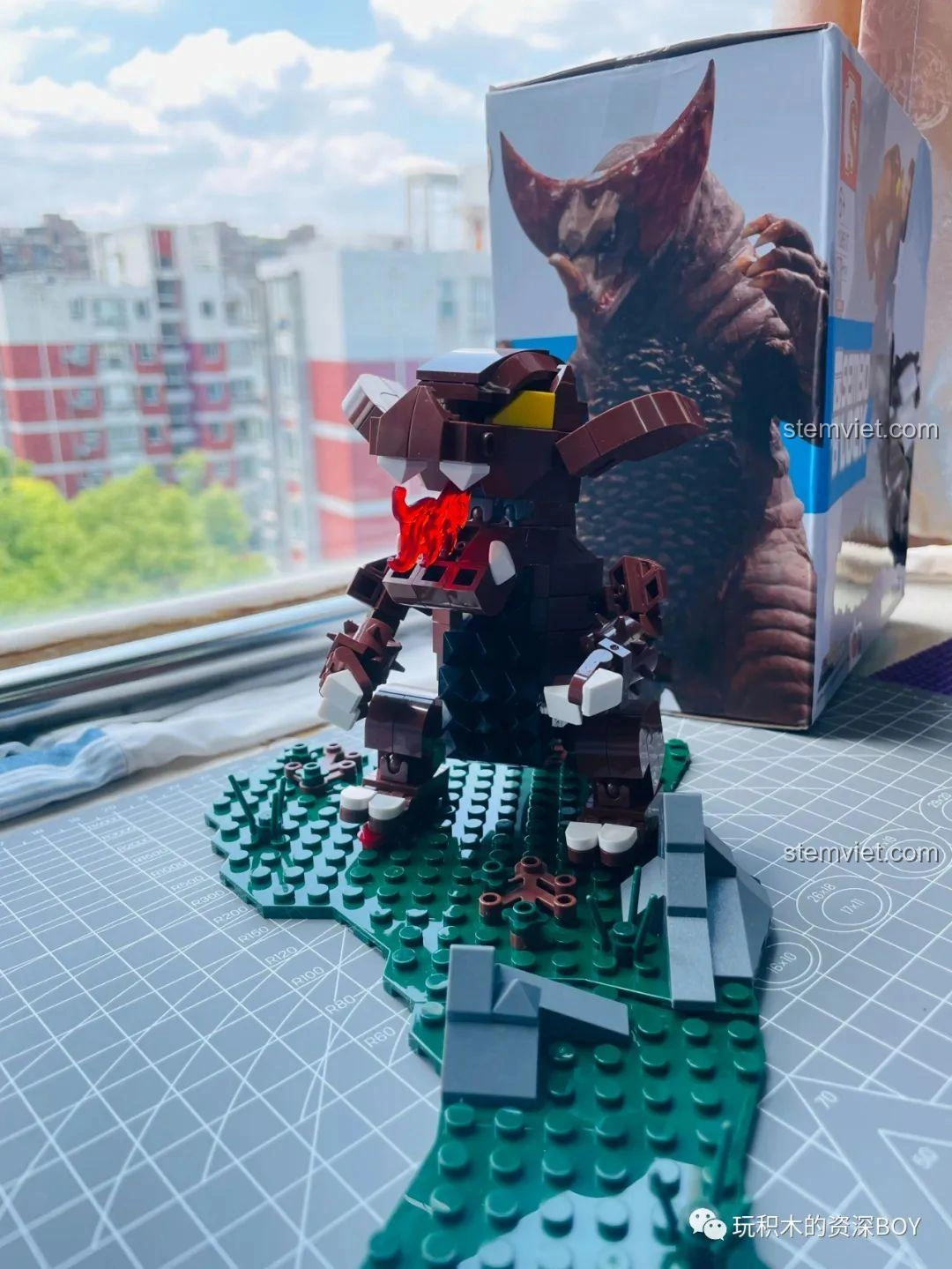 Mô hình lắp ráp SEMBO 108517 Gomora Ultraman hoàn chỉnh đứng cạnh hộp sản phẩm, thể hiện sự tương đồng.