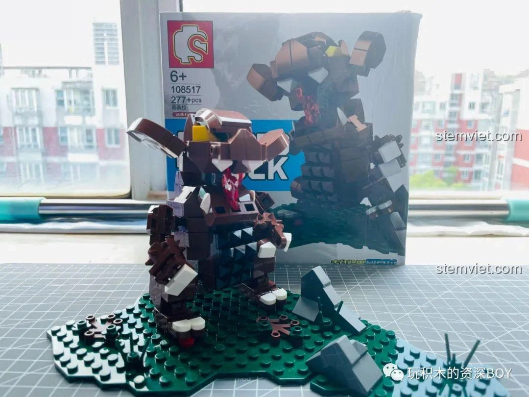 Mô hình lắp ráp SEMBO 108517 Gomora Ultraman hoàn chỉnh với tư thế khác, khoe chi tiết và khớp nối linh hoạt.