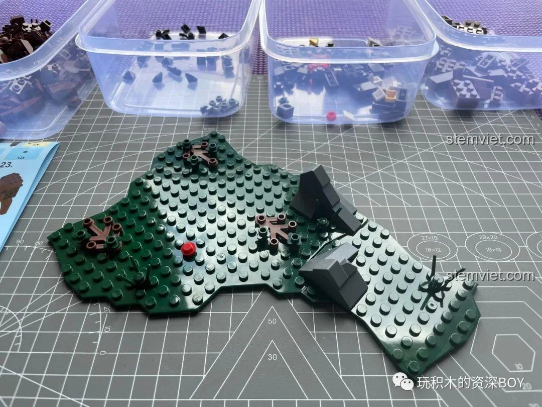 Nền đất và các chi tiết cảnh quan ban đầu của mô hình lắp ráp SEMBO 108517 Gomora Ultraman đang được xây dựng.