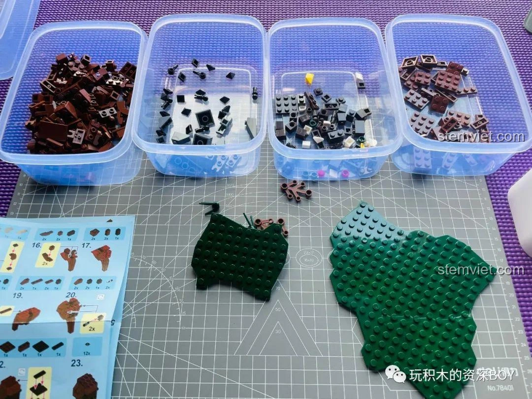 Các mảnh ghép của bộ lắp ráp SEMBO 108517 Gomora Ultraman được phân loại vào hộp nhỏ, chuẩn bị cho quá trình lắp.