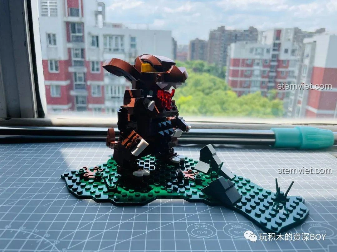 Mô hình lắp ráp SEMBO 108517 Gomora Ultraman hoàn chỉnh đặt trên bệ cảnh quan, nhìn ra ngoài cửa sổ.