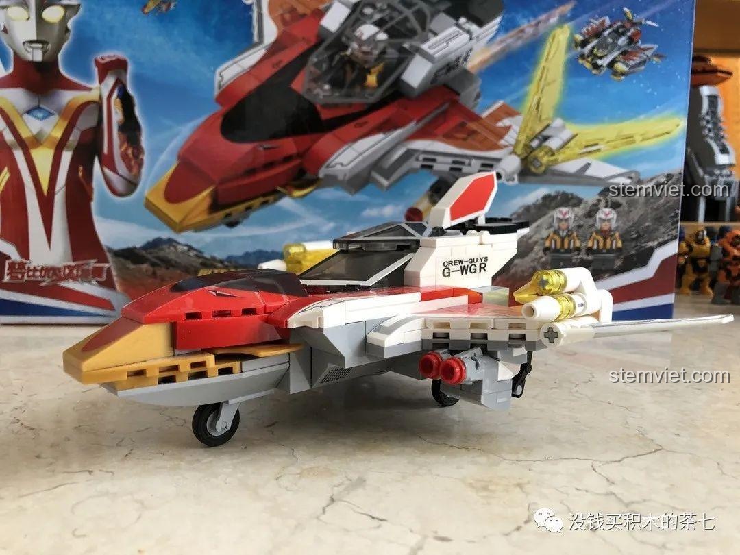 So sánh mô hình Sembo 108593 GUYS Wing với hình ảnh máy bay trong phim Ultraman Mebius